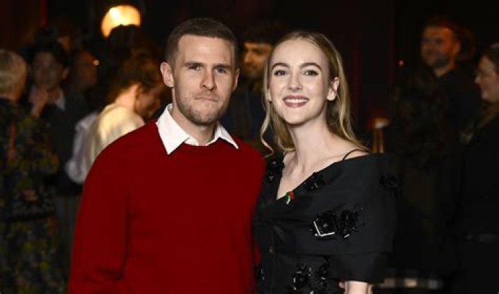 Is Iain De Caestecker Gay? Girlfriend, Wife, Height, Age, Shirtless