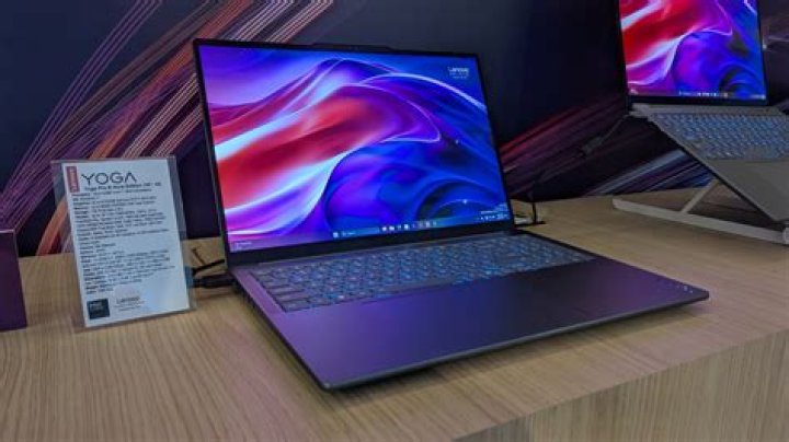 Lenovo Yoga 9i 14 Gen 7 vs. Microsoft Surface Pro 8